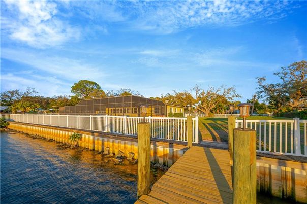 Exterior, Lake