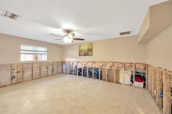 Empty room, Interior
