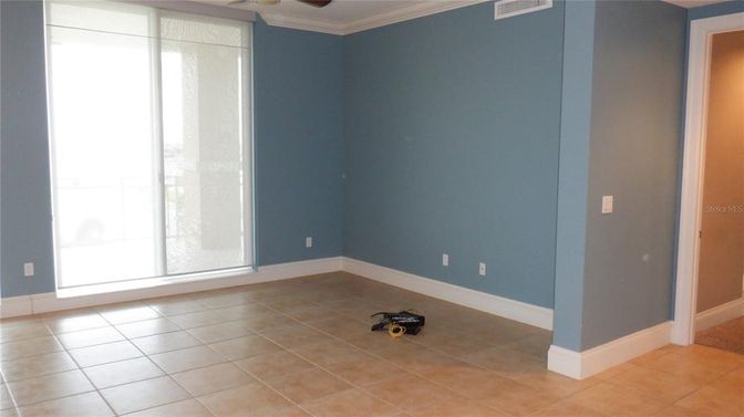 Empty room, Interior