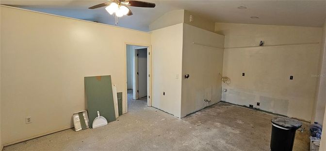 Empty room, Interior