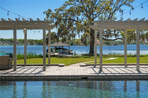 Exterior, Lake