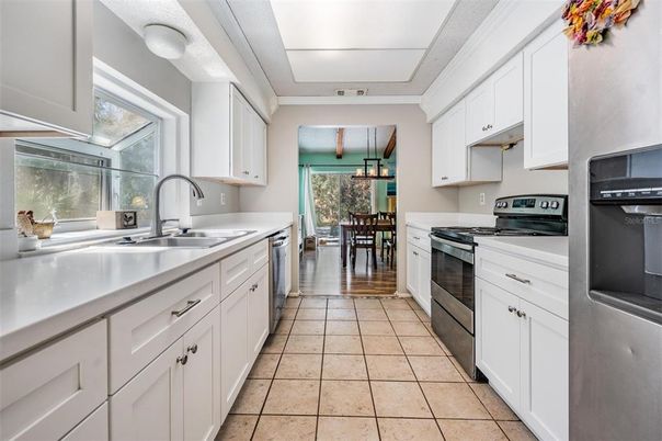 Chandelier, Dining room, Interior, Kitchen, Stainless Steel Appliances