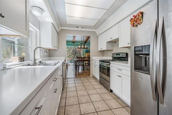 Chandelier, Dining room, Interior, Kitchen, Pendant Lights, Stainless Steel Appliances