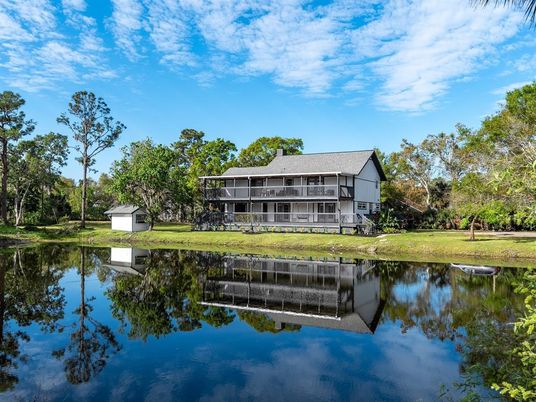 Exterior, Lake