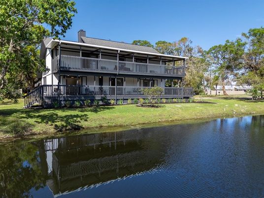 Exterior, Lake