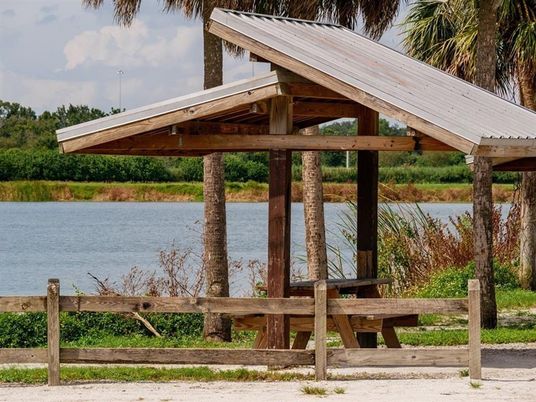 Exterior, Lake