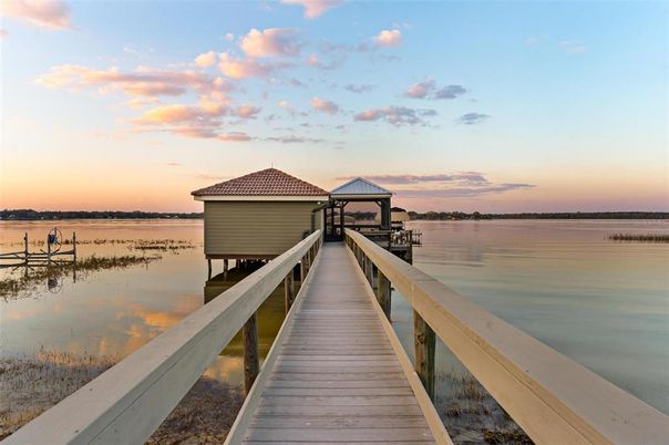 Exterior, Lake