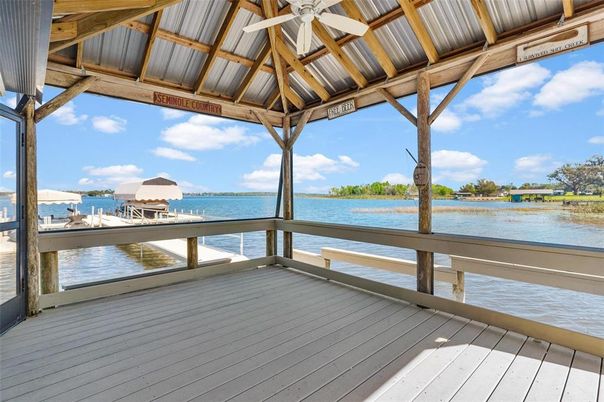 Exterior, Lake