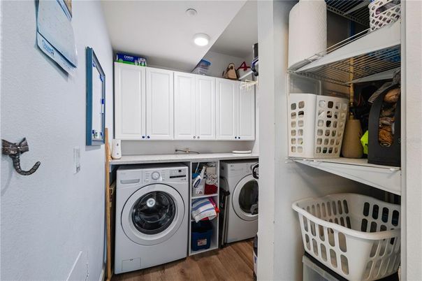 Interior, Recessed Lighting, Washer, Wood Texture Flooring