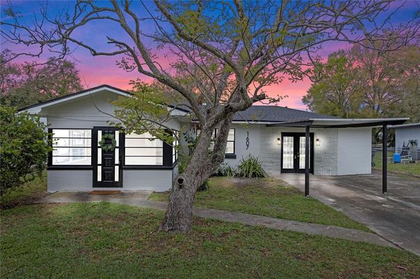 Attached, Exterior, Facade, Ranch