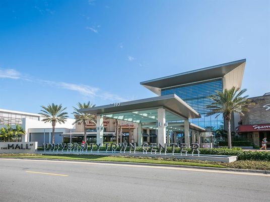 Exterior, Facade, Modern
