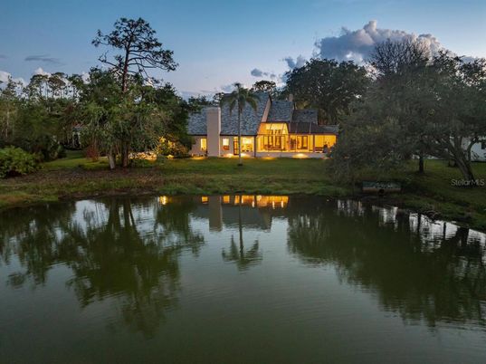 Exterior, Lake