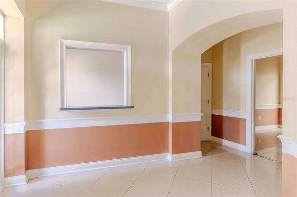 Empty room, Interior