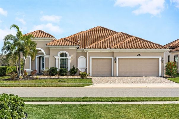 Attached, Exterior, Facade, Mediterranean