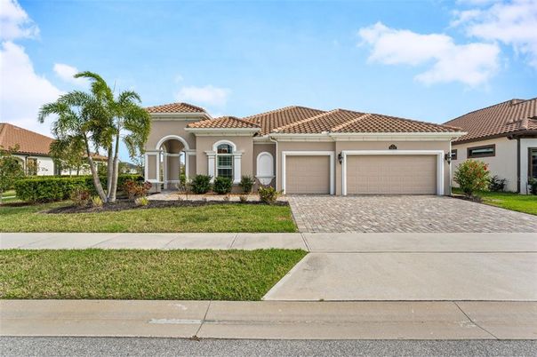 Attached, Exterior, Facade, Mediterranean