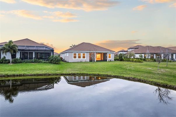 Exterior, Lake