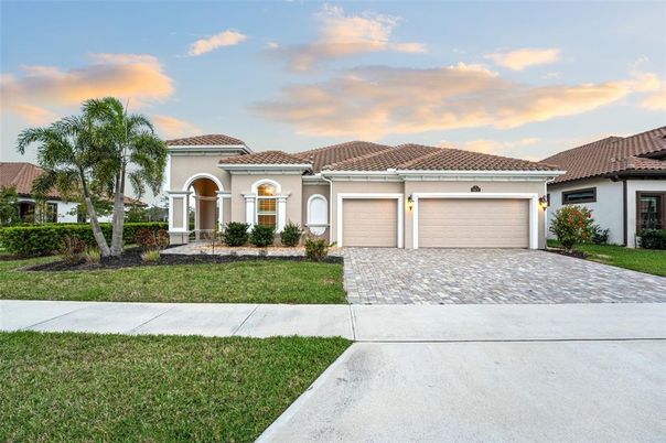 Attached, Exterior, Facade, Mediterranean