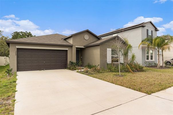 Attached, Exterior, Facade, Ranch