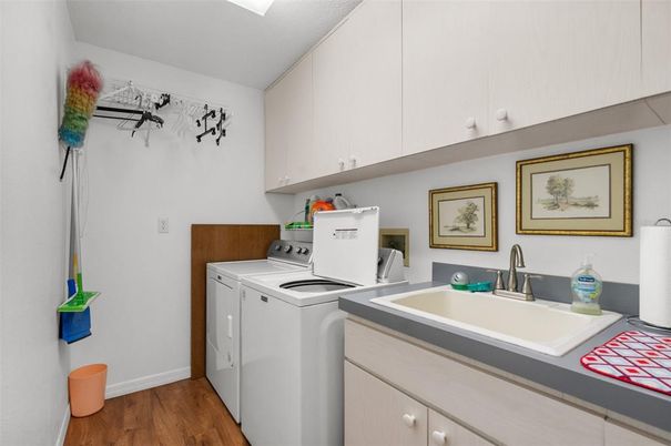 Interior, Washer, Wood Texture Flooring