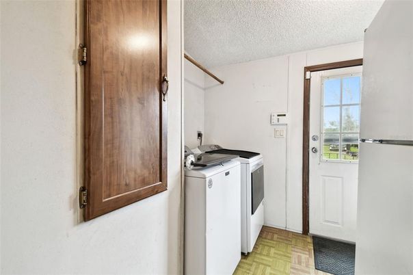 Interior, Washer, Wood Texture Flooring