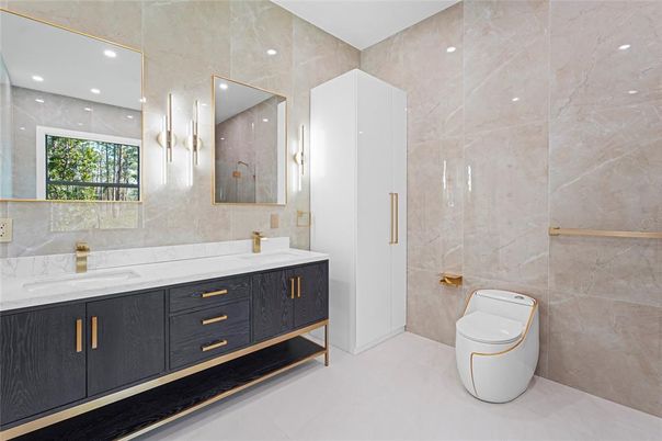 Bathroom, Dual Sink Vanities, Interior, Recessed Lighting
