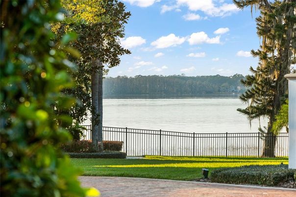 Exterior, Lake