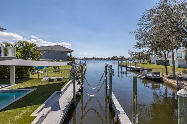 Exterior, Lake