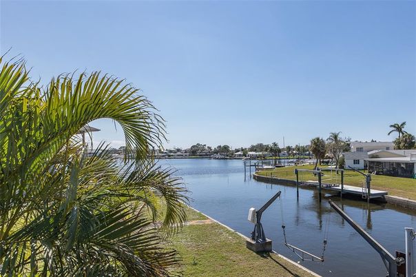 Exterior, Lake