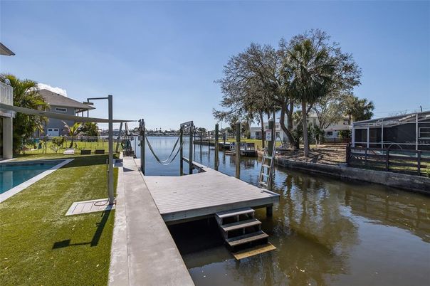 Exterior, Lake