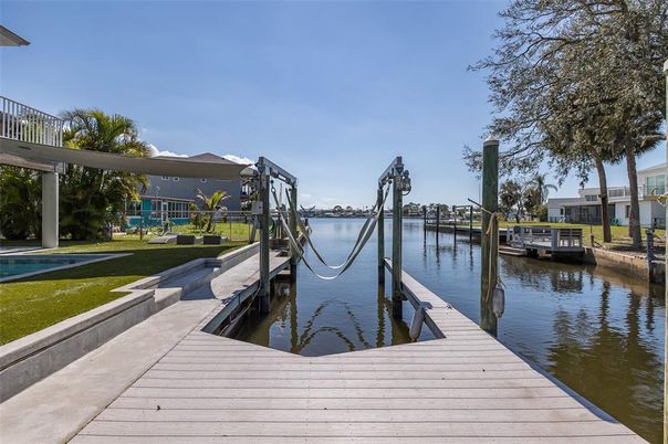 Exterior, Lake