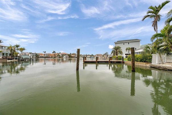 Exterior, Lake