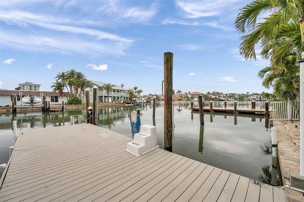 Exterior, Lake