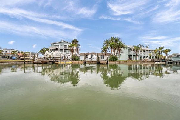 Exterior, Lake