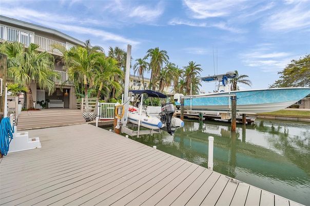 Exterior, Lake