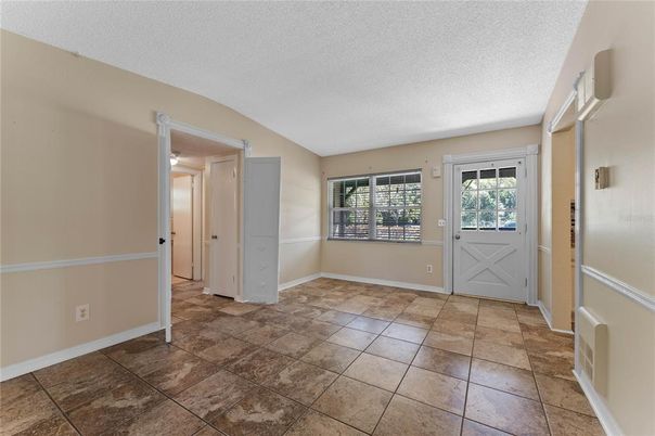 Empty room, Interior