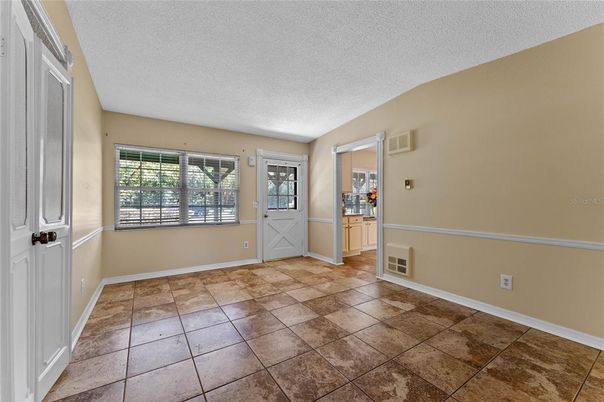 Empty room, Interior
