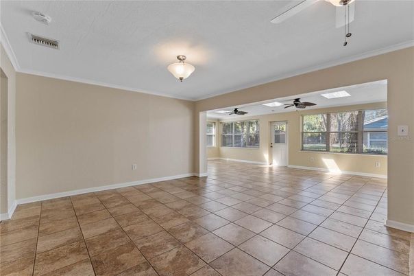 Empty room, Interior