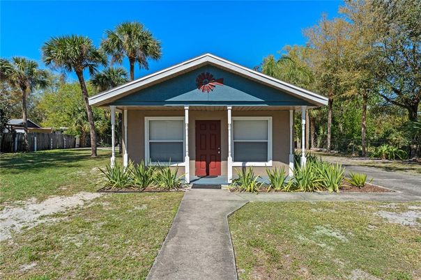 Exterior, Facade, Ranch