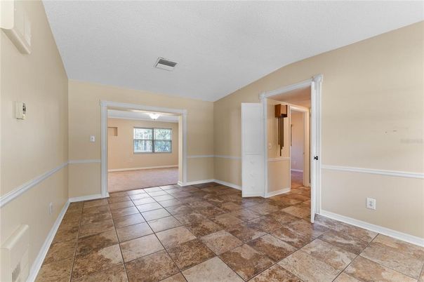Empty room, Interior