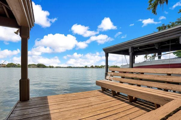 Exterior, Lake