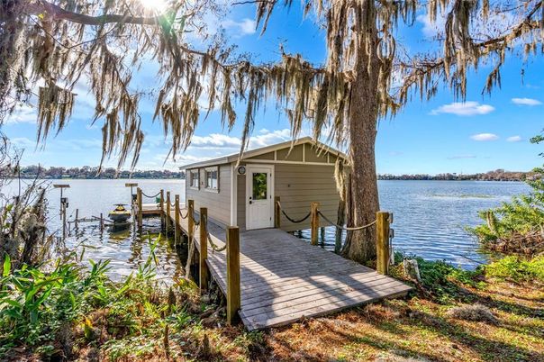 Exterior, Lake