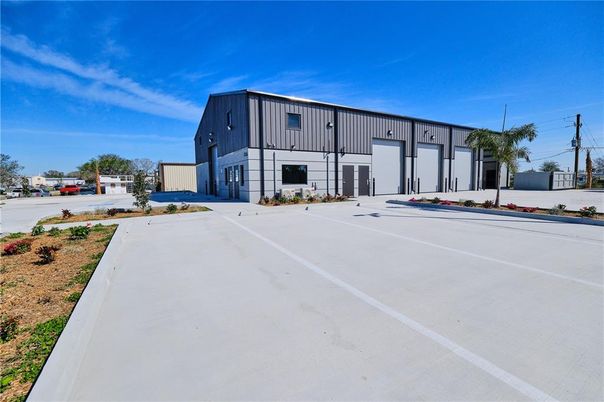Exterior, Facade, Modern