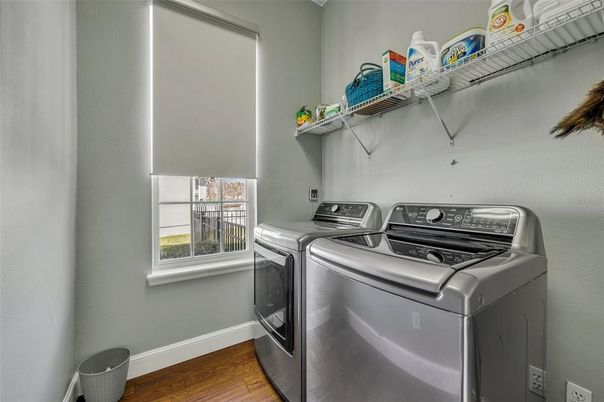 Interior, Washer, Wood Texture Flooring