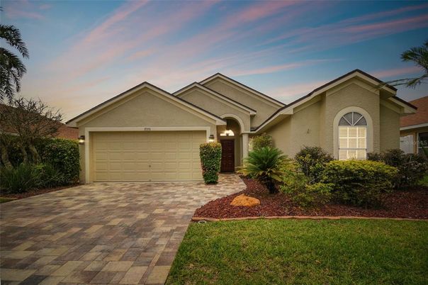 Attached, Exterior, Facade, American Craftsman