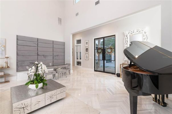 Interior, Piano