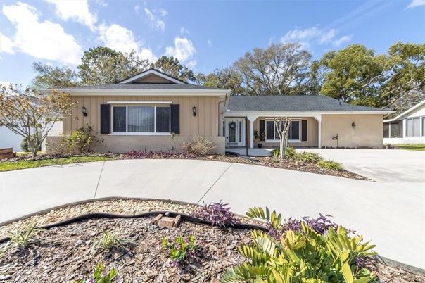 Exterior, Facade, Ranch