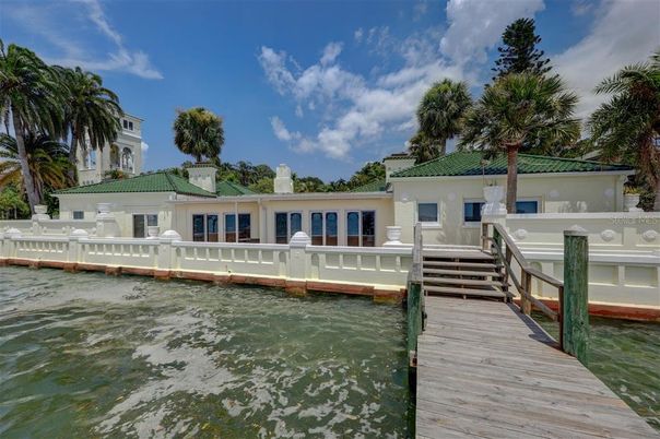 Exterior, Lake
