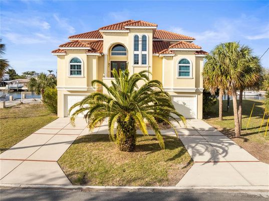 Attached, Exterior, Facade, Mediterranean