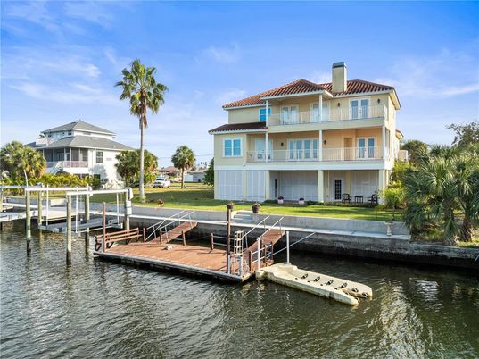 Exterior, Lake