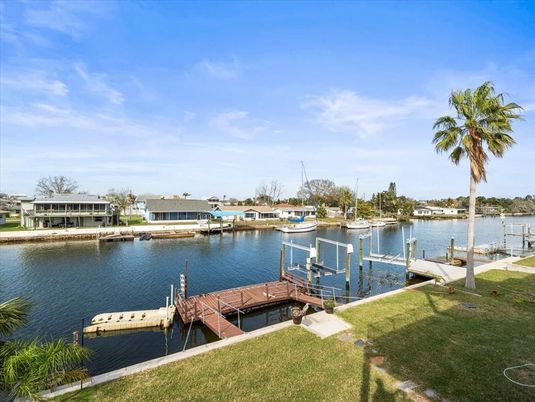 Exterior, Lake